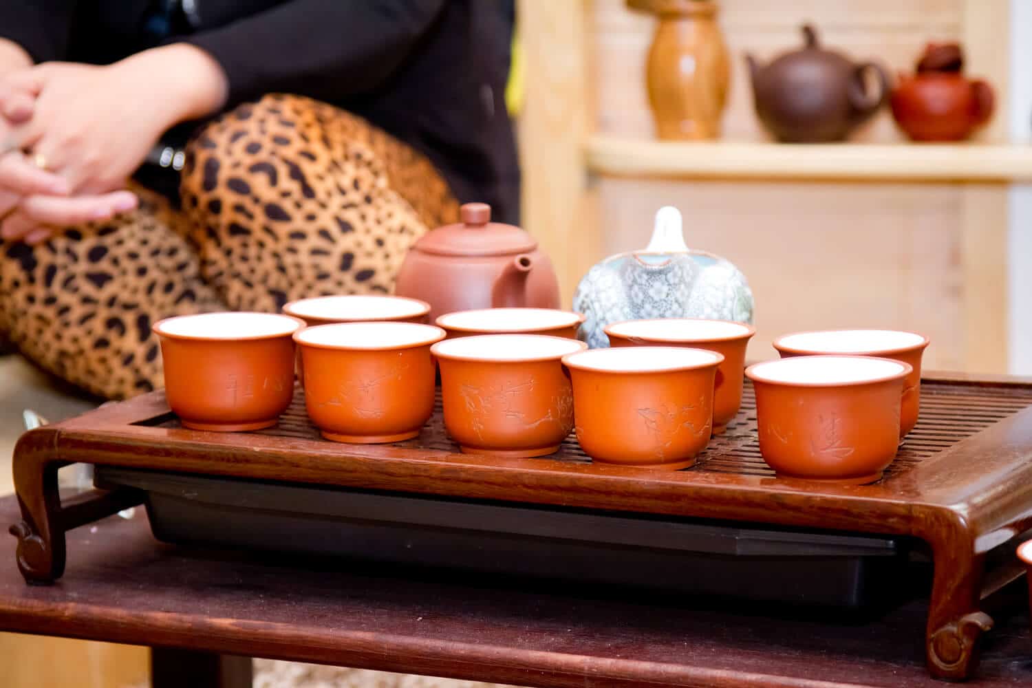 Мастер чайных церемоний. Китайский столик для чаепития. Китайский столик для чайной церемонии. Чайная церемония на мероприятие. Чайная церемония в Новосибирске.
