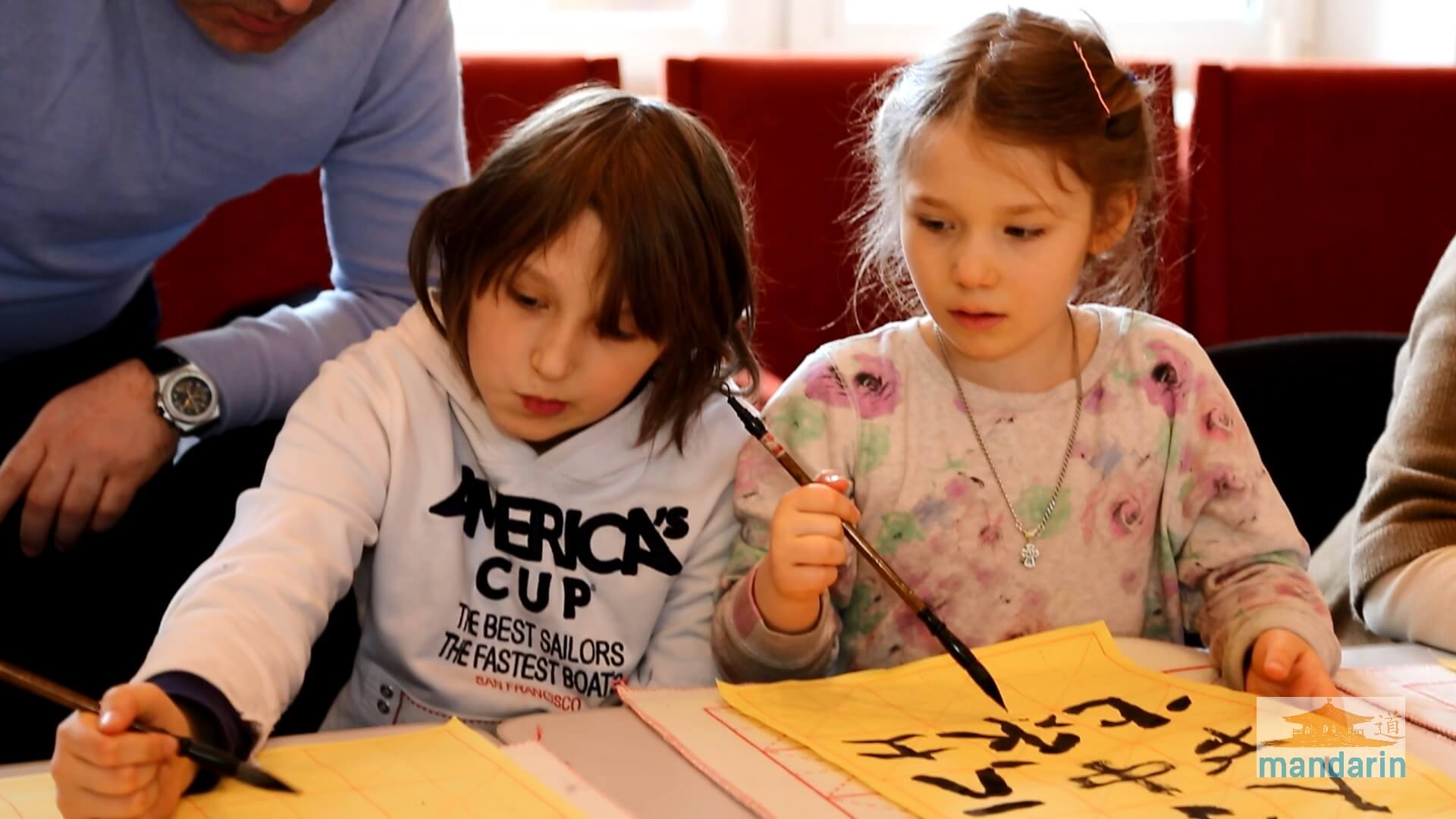 дети рисуют китайские иерогляфы